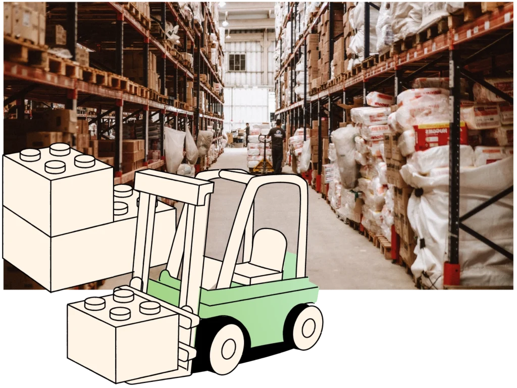 Corredor de armazém com pallets estocados, operador ao fundo e ilustrações de empilhadeira e blocos representando o ressuprimento preventivo do picking