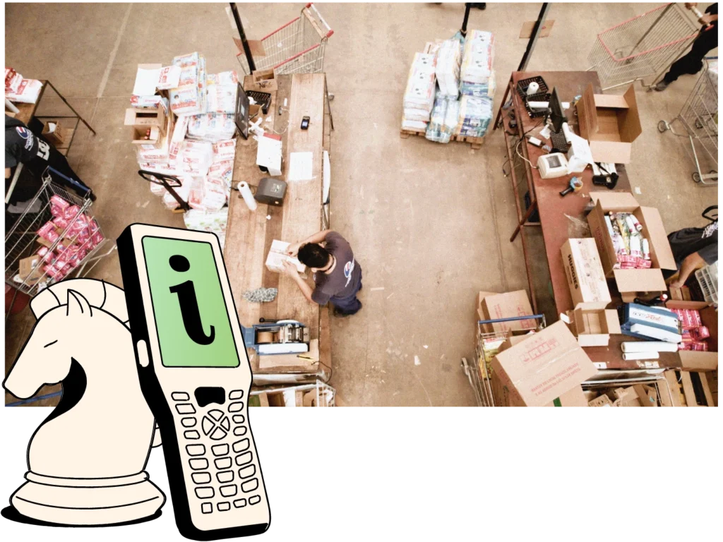 Área de separação de produtos em armazém vista de cima, com operador organizando pedidos e ilustrações de coletor de dados e peça de xadrez representando estratégia logística